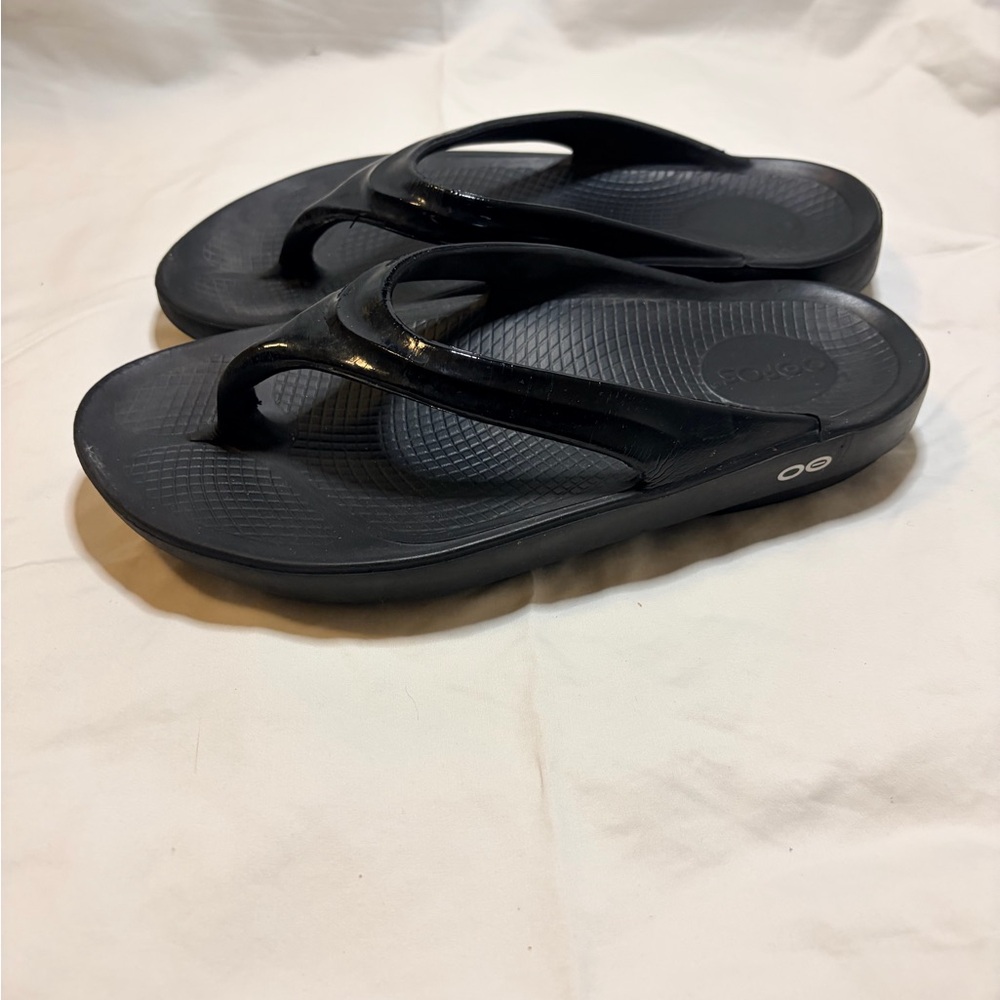 OOFOS Black Thong Flip Flop Sandals